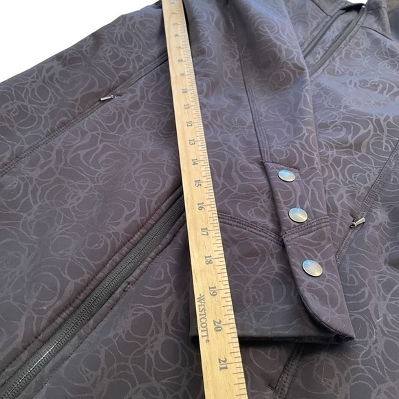 Cloudveil Hooded Black Soft Shell - Rose Design
Jacket Size XS - Picture 12 of 14